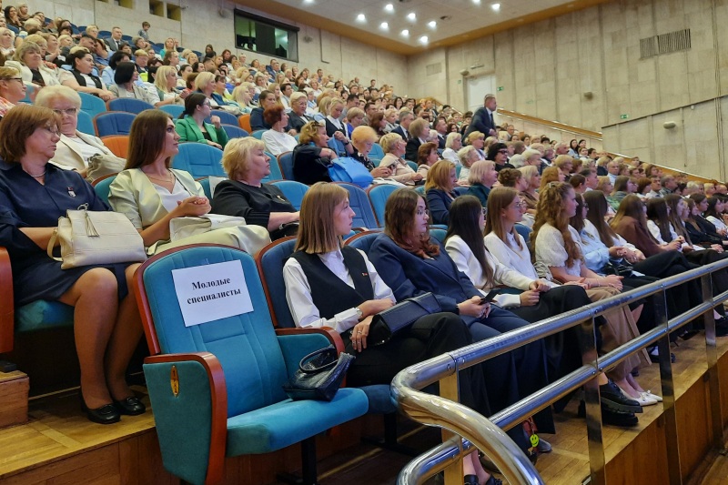 Сегодня работники образования Бреста собрались на традиционный педсовет, предшествующий началу учебного года