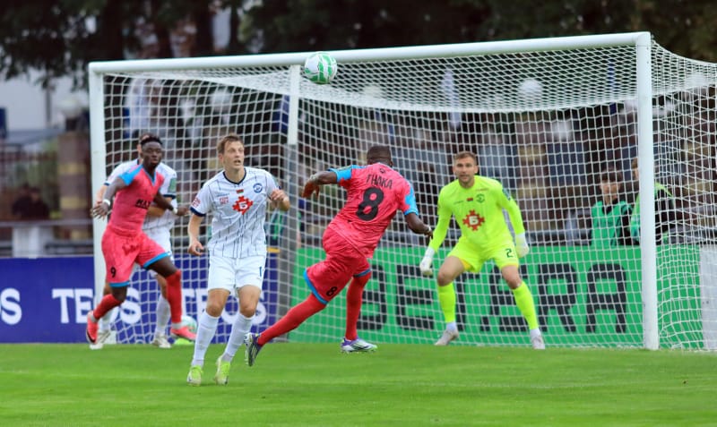 Два разных мира. Брестское «Динамо» в первом тайме отправило чемпиона в нокдаун, но во втором…