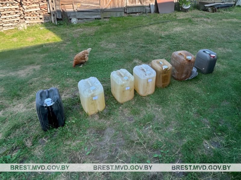 58-летний водитель в Пинском районе слил для себя 270 л. топлива из служебного авто