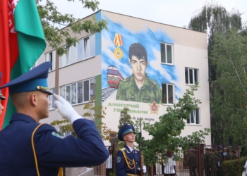 Портрет героя на школьном фасаде: в Бресте открыли мурал памяти Дмитрия Гвишиани