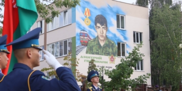 Портрет героя на школьном фасаде: в Бресте открыли мурал памяти Дмитрия Гвишиани