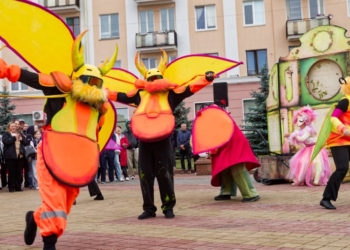 На площади Ленина в Бресте сегодня показали спектакль «Дюймовочка»