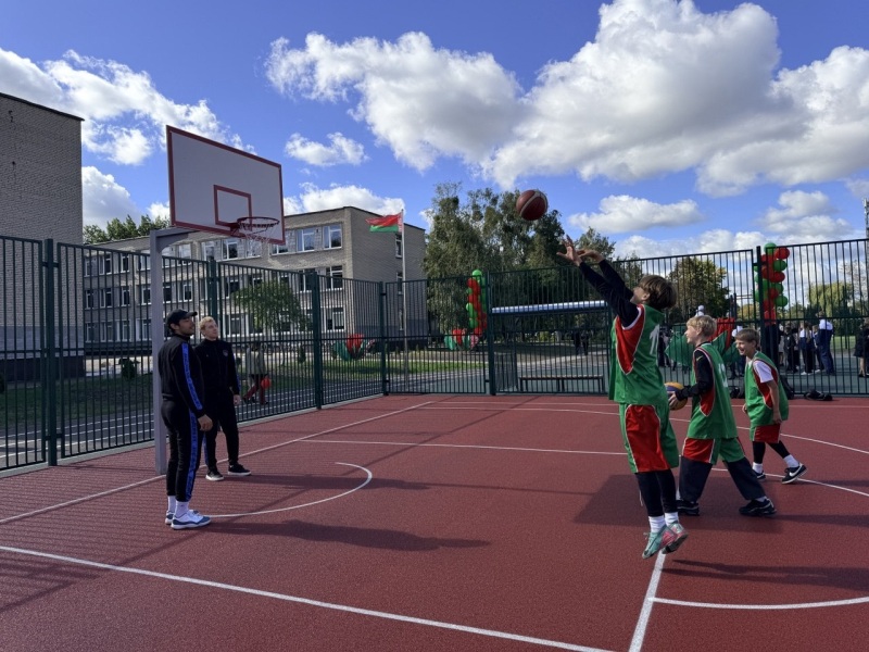 В гимназии № 4 Бреста открыли новую спортплощадку