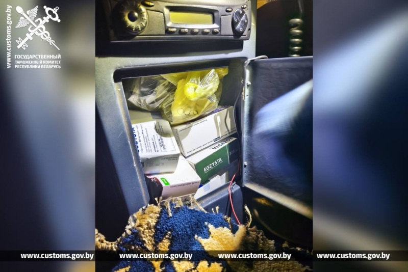 Таможенники в пункте пропуска «Брест» обнаружили в рейсовом автобусе тайники с ветпрепаратами