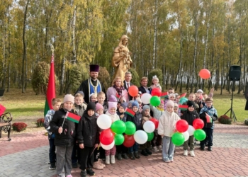 В агрогородке Беловежский в День матери открыли скульптуру «Заступница»