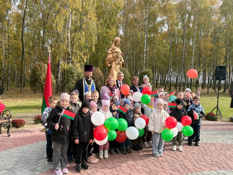 В агрогородке Беловежский в День матери открыли скульптуру «Заступница»