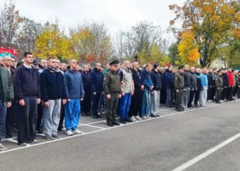 В областном военкомате прошла первая осенняя отправка на службу призывников