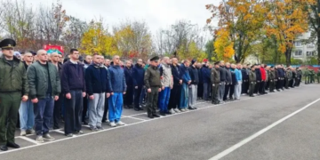 В областном военкомате прошла первая осенняя отправка на службу призывников