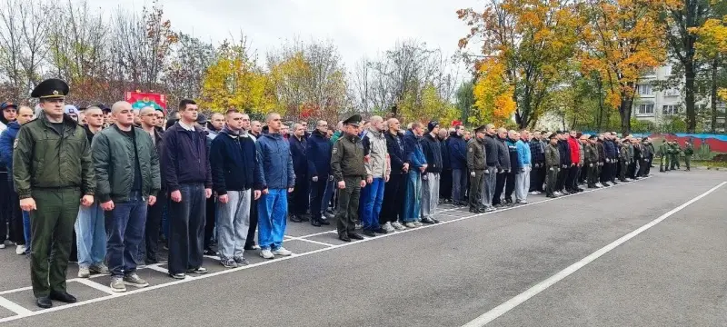 В областном военкомате прошла первая осенняя отправка на службу призывников