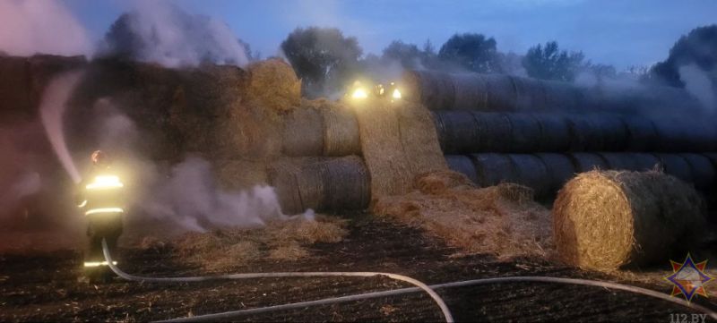 В Бресте горела скирда соломы. Более 100 тонн удалось спасти